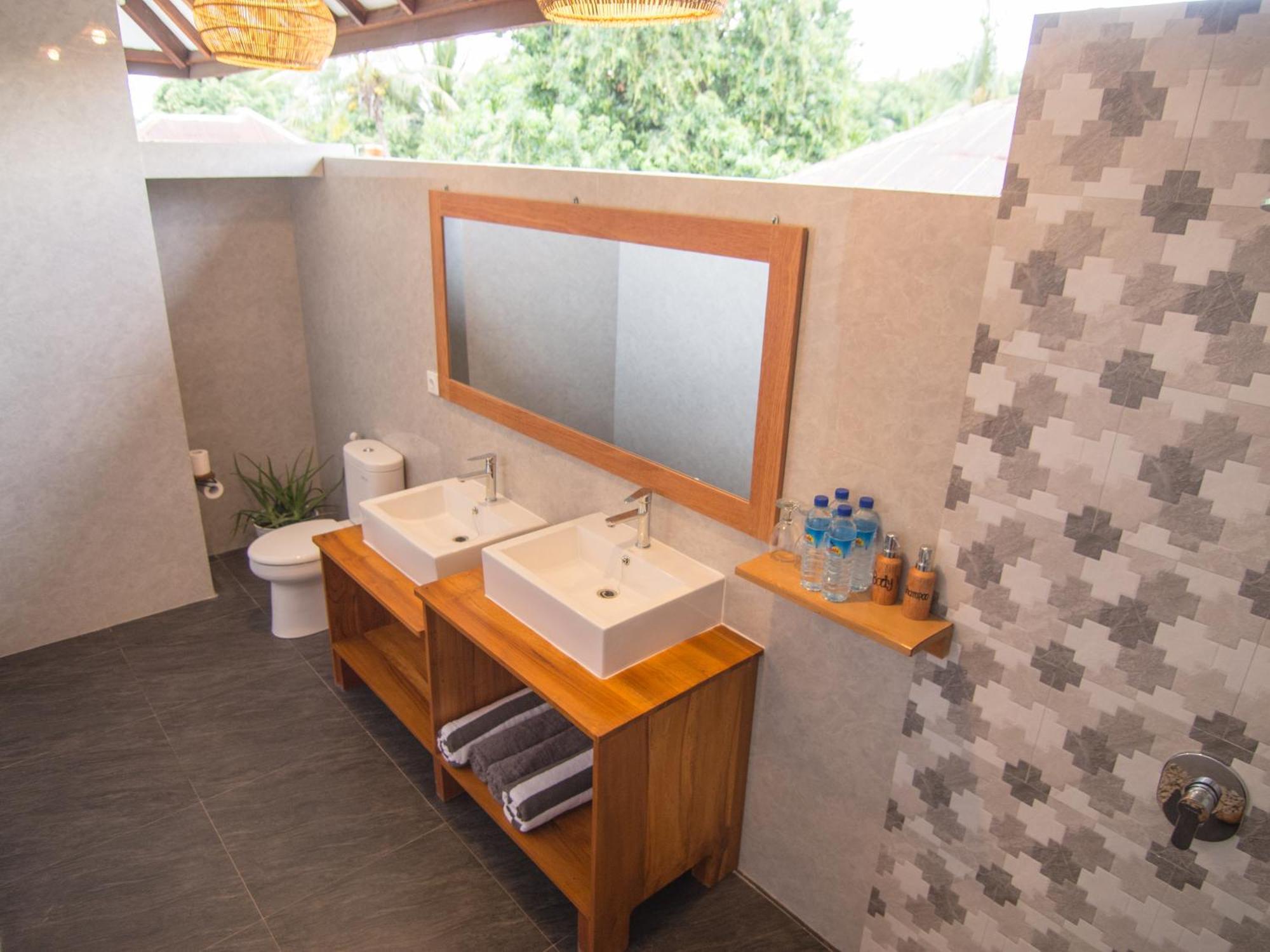 Coco Breeze Spa Hotel Gili Air Exterior photo